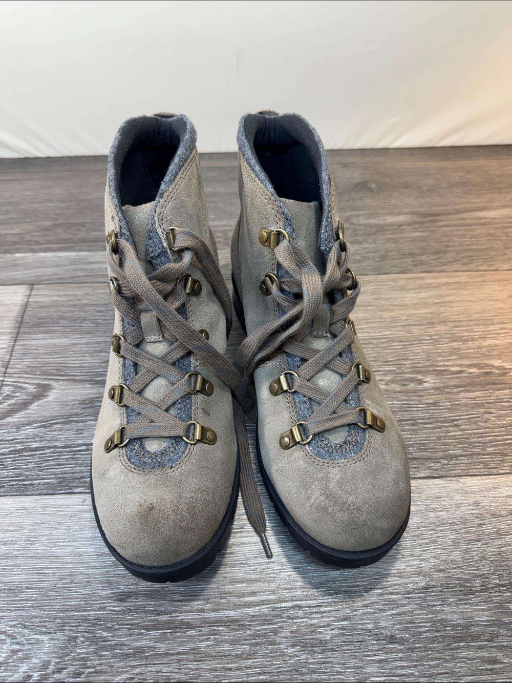 Clarks Taupe Lace-Up Suede Ankle Boots woman’s SZ 9 (h228)